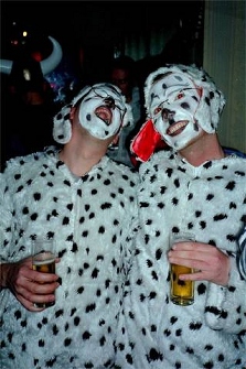 Hunde bei der Tränke